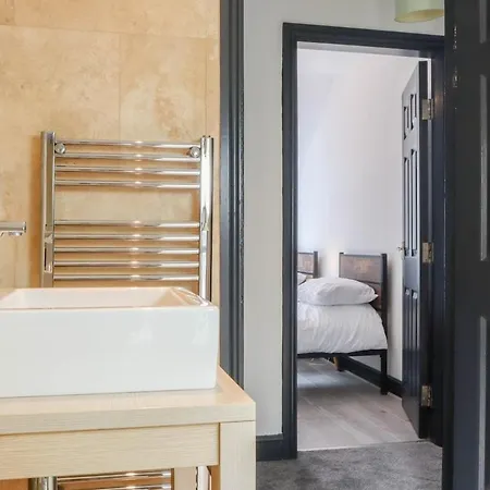 דירה 2 Bedroom Opposite Business Centre *