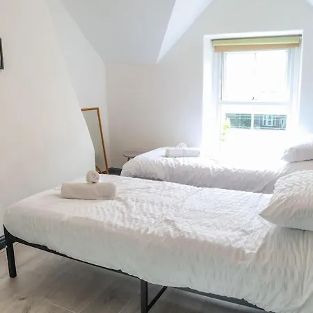 2 Bedroom Opposite Business Centre * הרוגייט