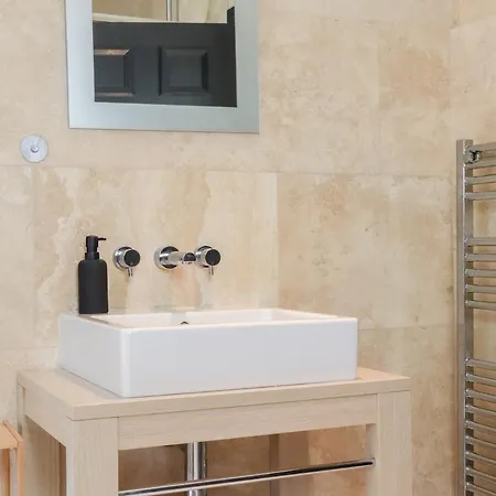 2 Bedroom Opposite Business Centre Διαμέρισμα