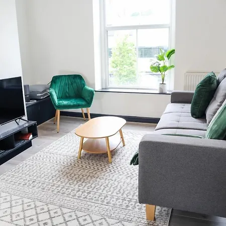 2 Bedroom Opposite Business Centre * Χαρογκέιτ