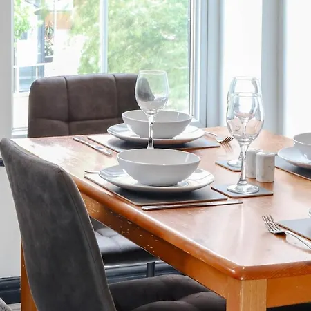 2 Bedroom Opposite Business Centre * Χαρογκέιτ