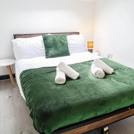 2 Bedroom Opposite Business Centre * Χαρογκέιτ