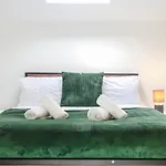 2 Bedroom Opposite Business Centre Apartmán *