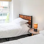 2 Bedroom Opposite Business Centre Apartmán
