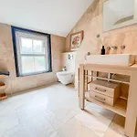 2 Bedroom Opposite Business Centre Apartmán *