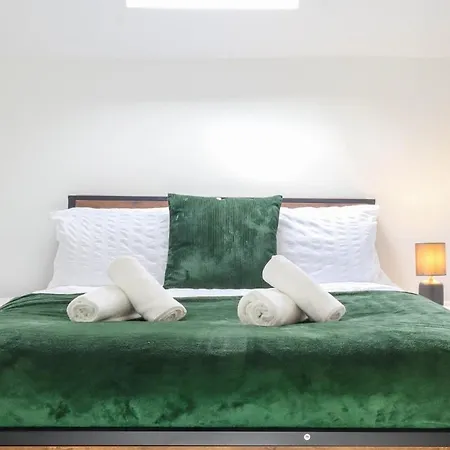 2 Bedroom Opposite Business Centre Apartment *