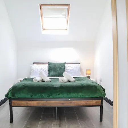 2 Bedroom Opposite Business Centre *