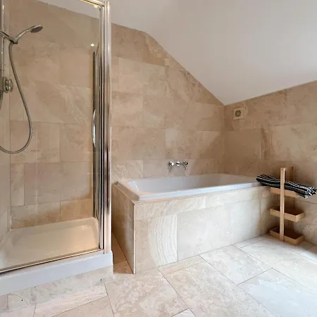 2 Bedroom Opposite Business Centre Harrogate