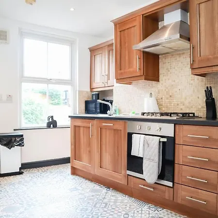 2 Bedroom Opposite Business Centre * Harrogate