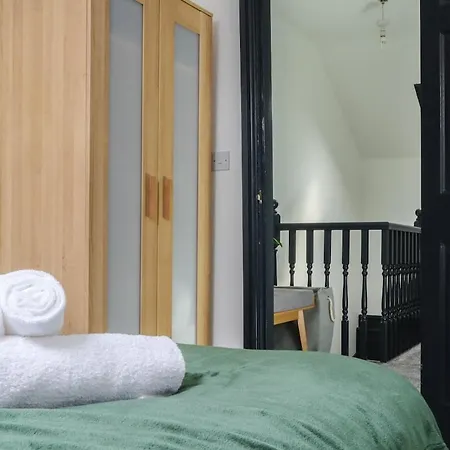Apartment 2 Bedroom Opposite Business Centre *