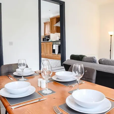 Apartment 2 Bedroom Opposite Business Centre
