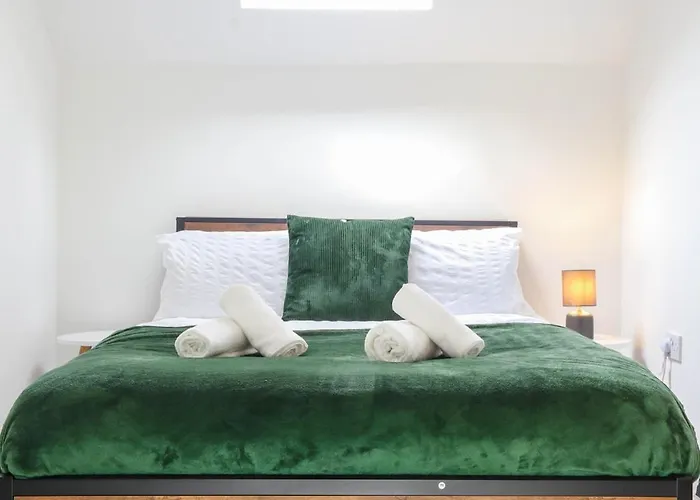 2 Bedroom Opposite Business Centre Apartment *