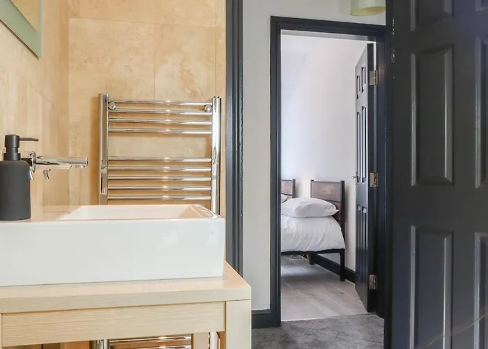 Apartment 2 Bedroom Opposite Business Centre *