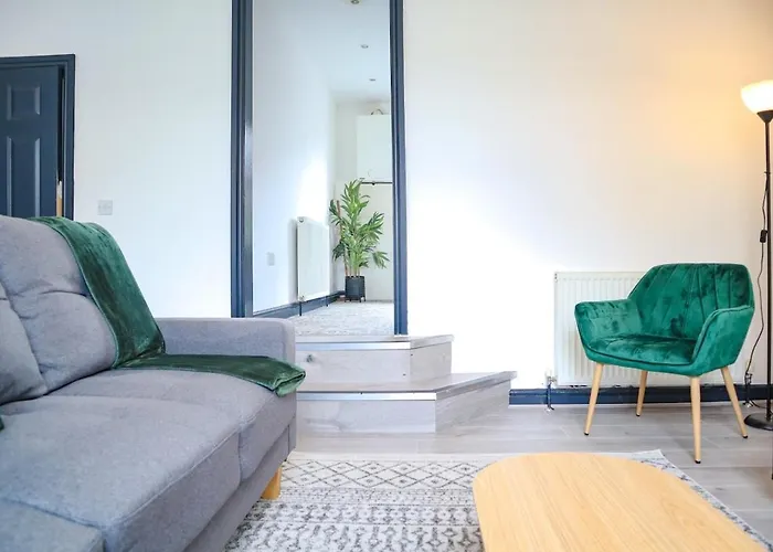 2 Bedroom Opposite Business Centre Apartment *