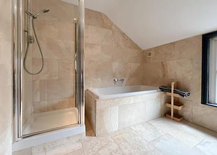 2 Bedroom Opposite Business Centre Harrogate