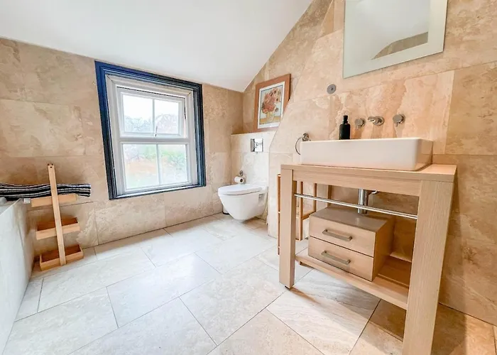 2 Bedroom Opposite Business Centre Apartment *