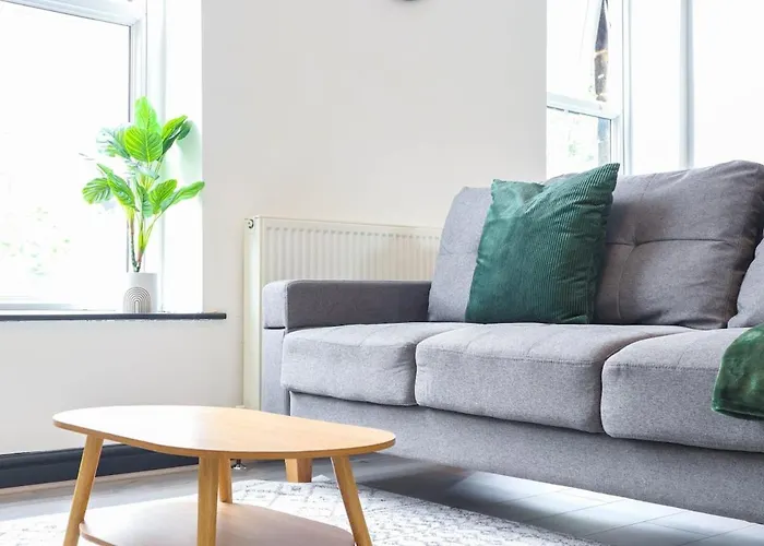 Apartment 2 Bedroom Opposite Business Centre *